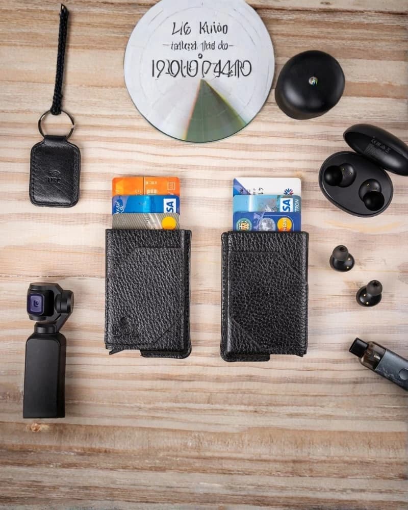 محفظة جلد طبيعي دي بيلي بحامي RFID لحفظ البطاقات للرجال — Black — 3