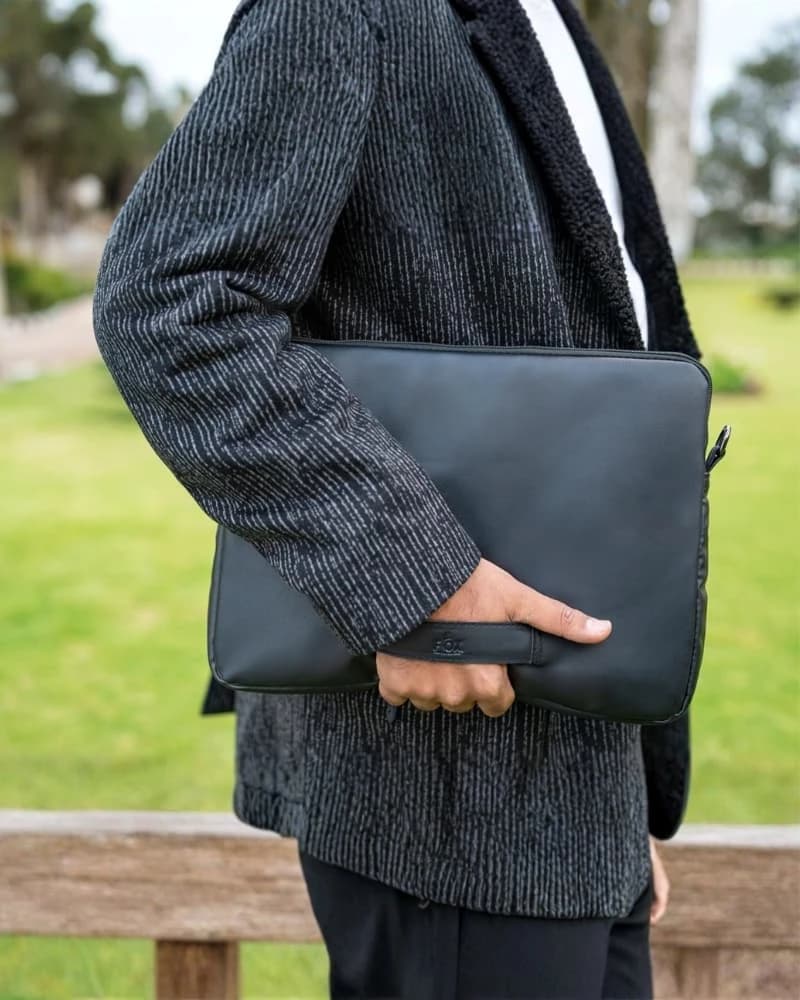 حافظة لابتوب دي بيلي كاجوال – جلد PU مبطن حماية — Black — 2