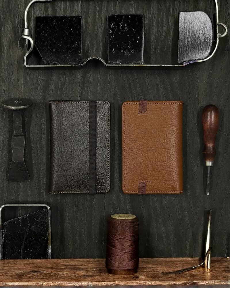 حافظة جواز السفر جلد طبيعي دي بيلي — Textured Brown — 1