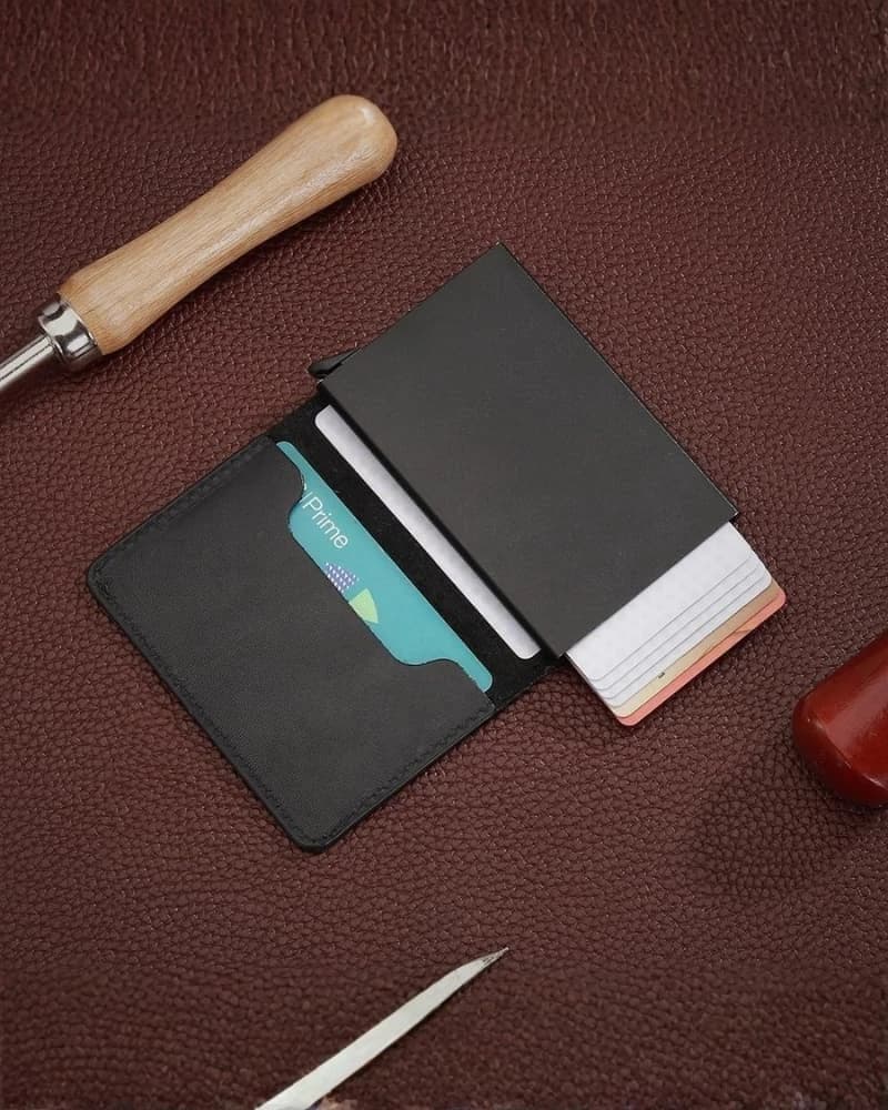 محفظة جلد دي بيلي المدمجة مع حامل بطاقات محمي من RFID — Black — 9