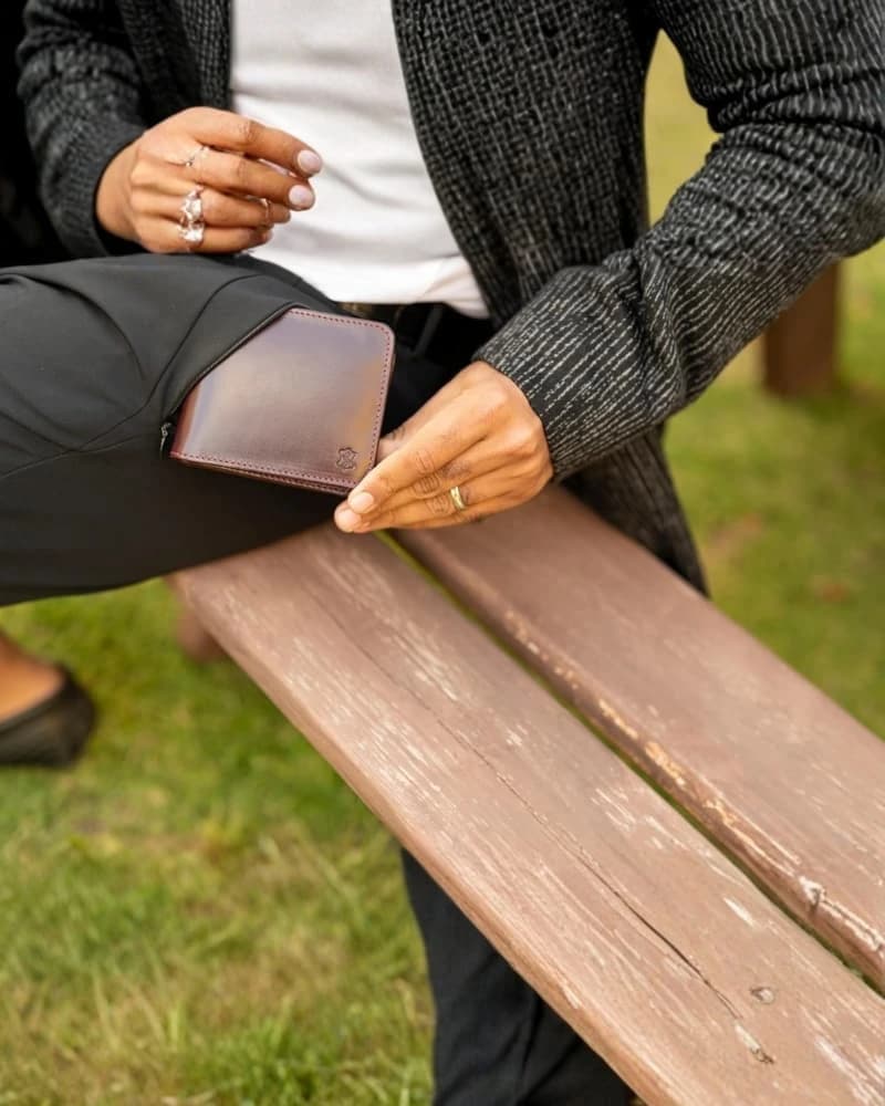محفظة جلد طبيعي دي بيلي للرجال ثنائية الطي – سعة كبيرة مع جيب العملات — Burgundy — 6