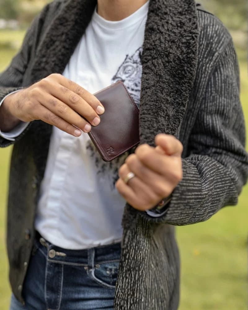 محفظة جلد طبيعي دي بيلي للرجال ثنائية الطي – سعة كبيرة مع جيب العملات — Burgundy — 1